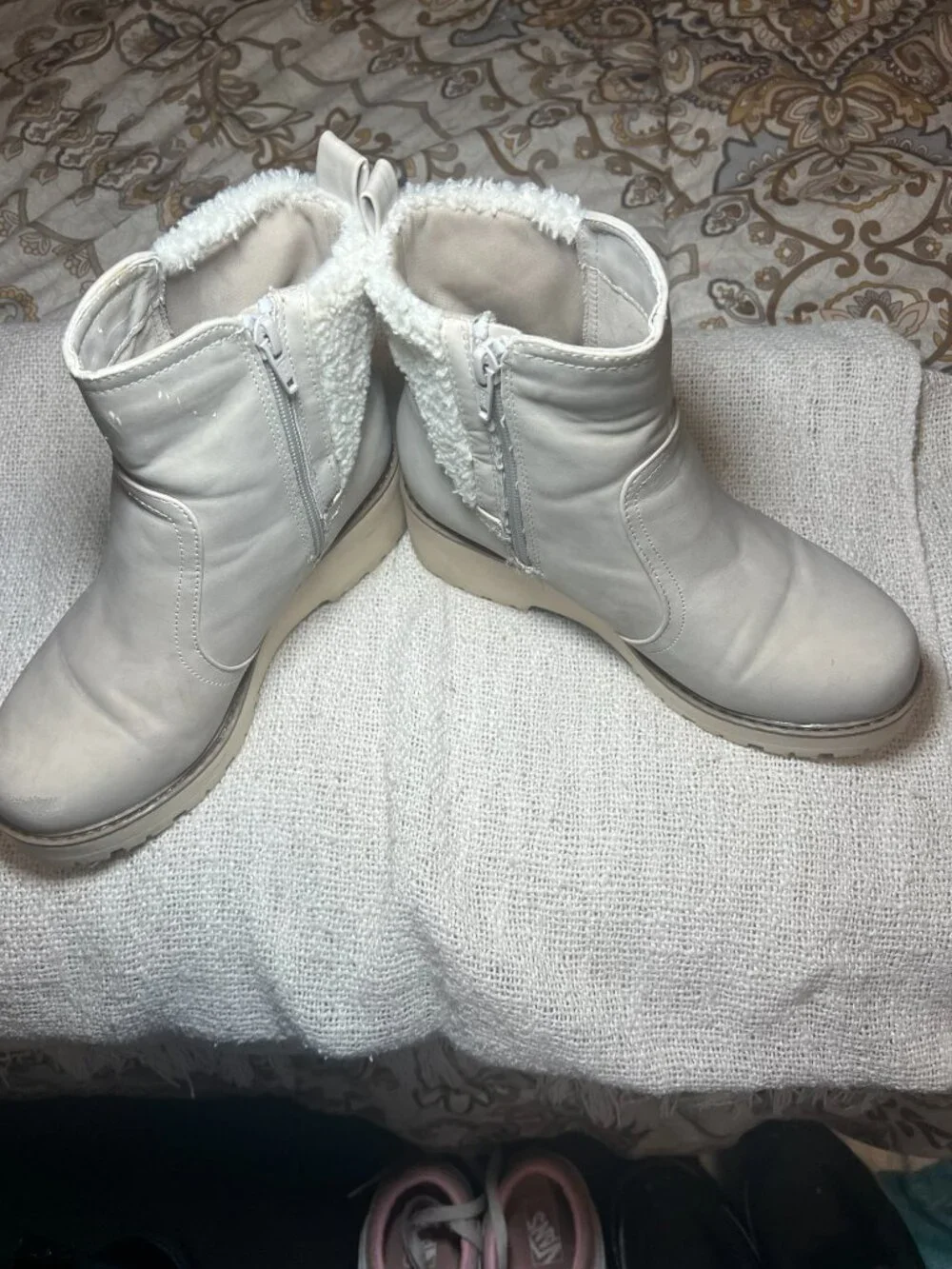 Girls Fuzzy Winter Ankle Boots Size 4 Beige Cream Sherpa Lined Side Zip